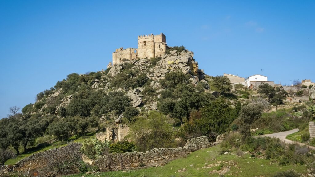 El Castillo de Belvís de Monroy Brilla con Nueva Iluminación Artística 1